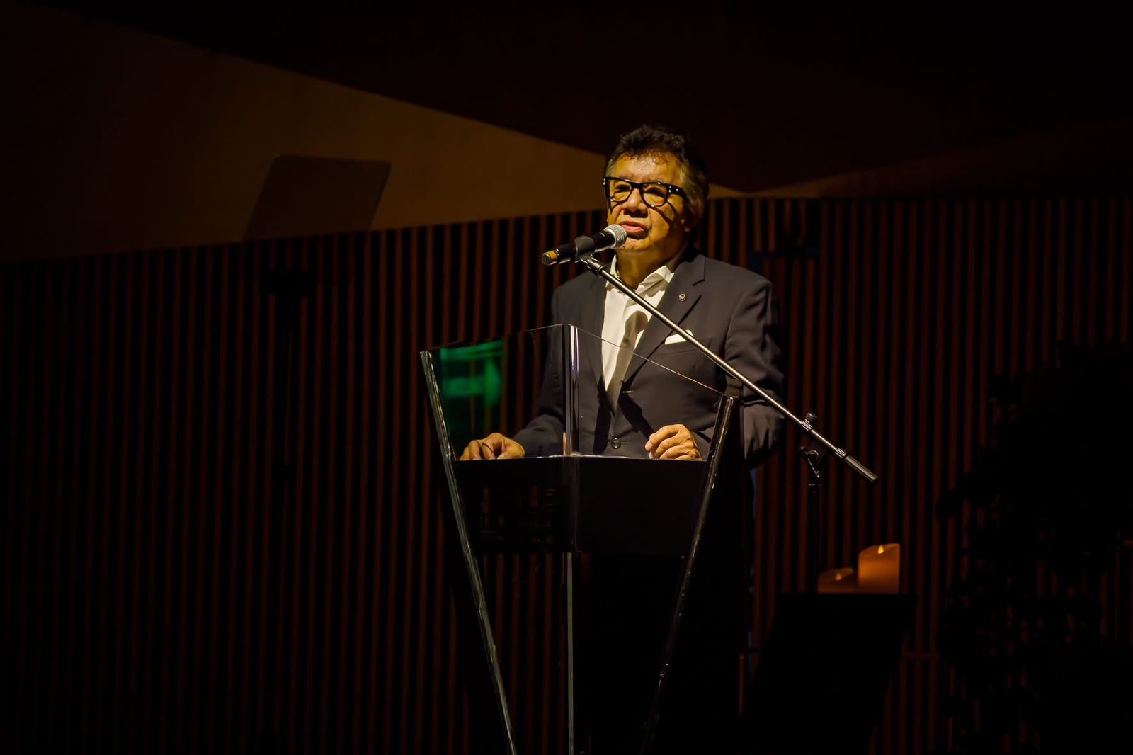 Edmndo Monroy Presentando el lanzamiento en vinilo y CD+ DVD de  Regalame esta noche  Homenaje a Roberto Cantoral